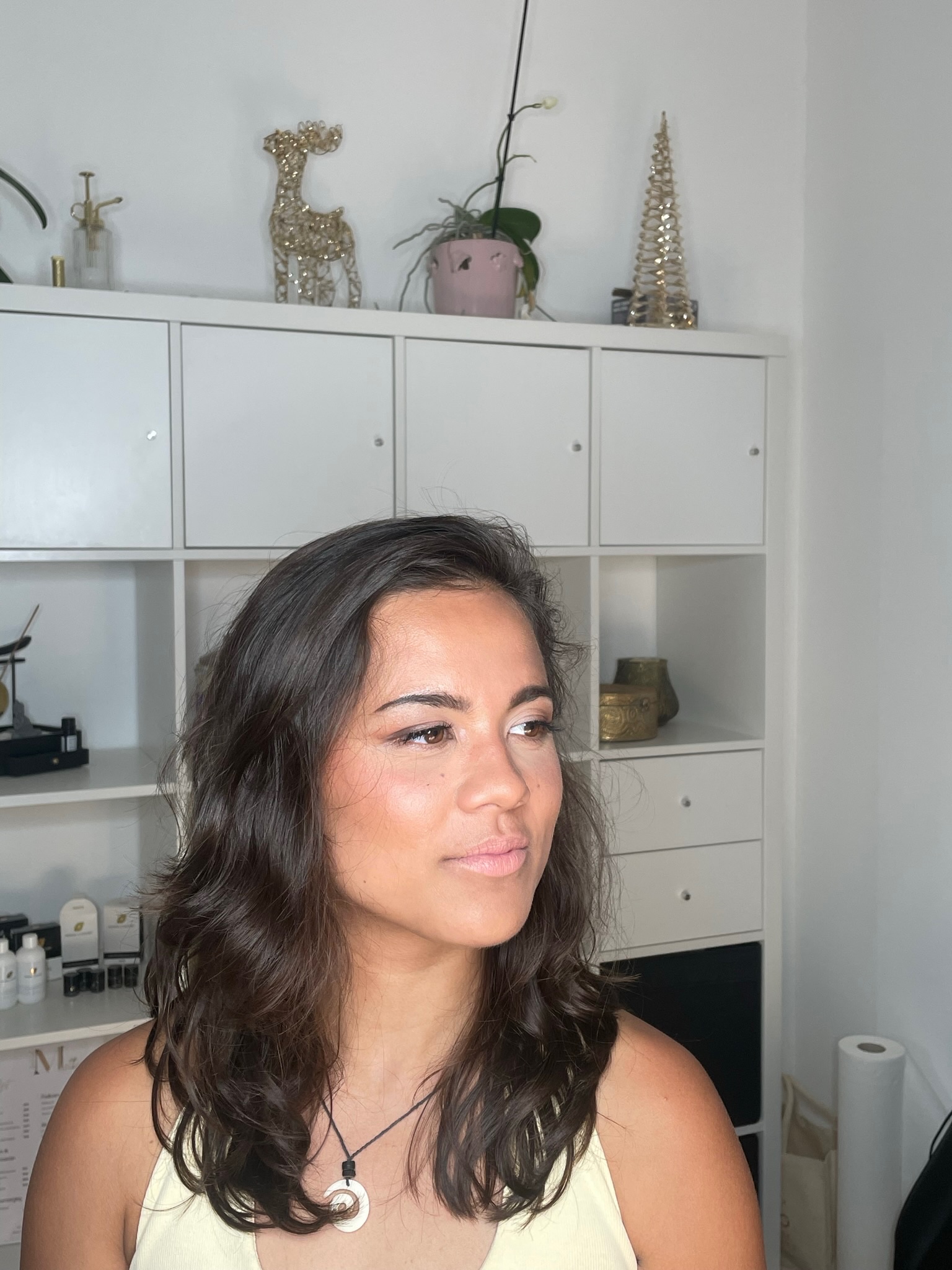 Natuurlijke klantmake-up met een frisse huid en zachte ooglook