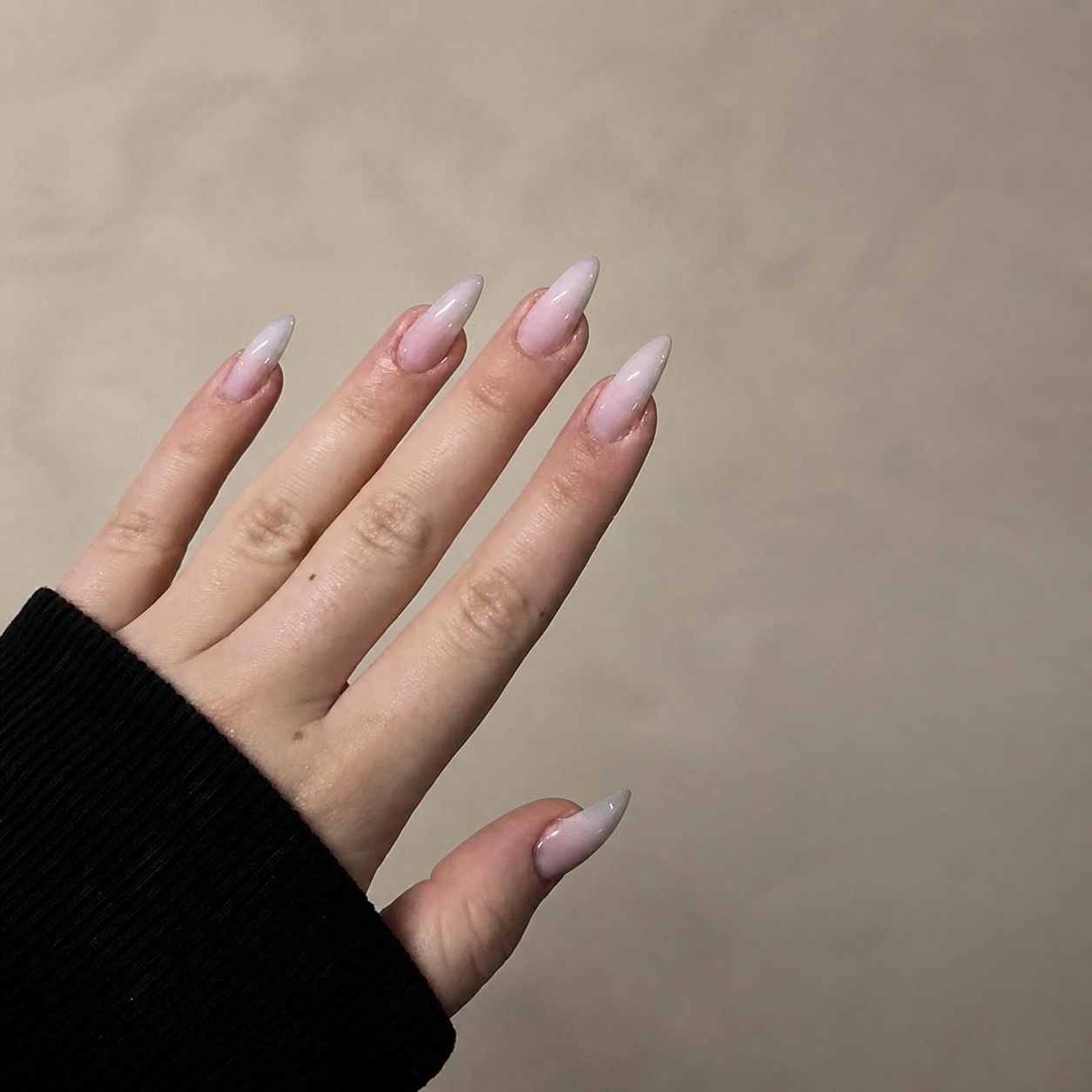 Lange amandelvormige ombré nagels